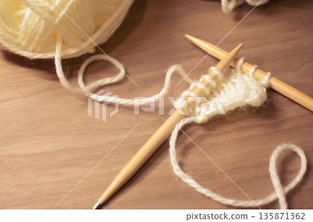 一張用環形針編織的照片。編織針、編織、針織、嗜好、手工製作 135871362