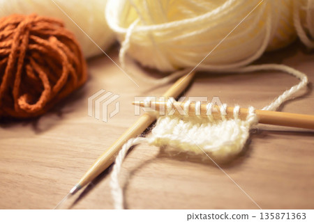 一張用環形針編織的照片。編織針、編織、針織、嗜好、手工製作 135871363
