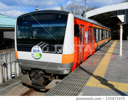 E233系列0號藍色列車660次,塗裝為慶祝武藏五日市站五日市線開通100週年。 E233系列0號藍色列車660次,塗裝為慶祝武藏五日市站五日市線開通100週年。 135871475