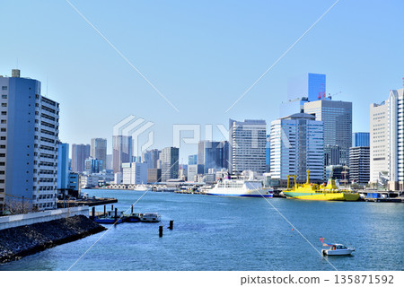 東京港:從築地橋眺望竹芝碼頭,客運碼頭 東京港:從築地橋眺望竹芝碼頭,客運碼頭 135871592