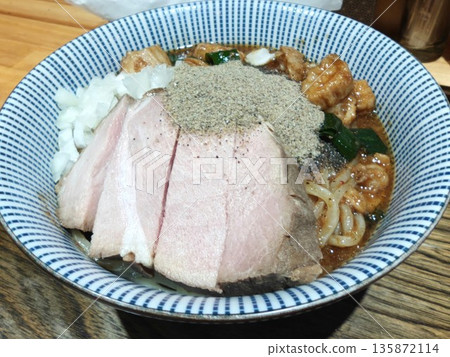 什錦蕎麥麵,美味烤豬肉 什錦蕎麥麵,美味烤豬肉 135872114