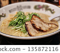 Delicious tonkotsu ramen 135872116