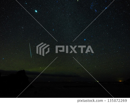 View of the Geminid meteor shower in the night sky from the coast of Kunisakicho, Toba City in early winter View of the Geminid meteor shower in the night sky from the coast of Kunisakicho, Toba City in early winter 135872269