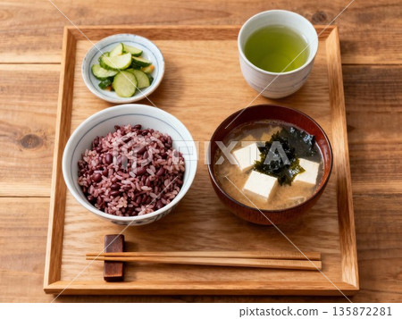 美味的日式早餐：紅米豆腐味噌湯 135872281