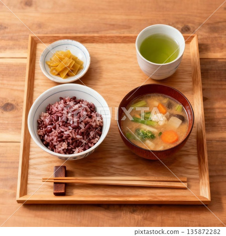 一份美味的日式早餐，包括紅米飯和味噌湯，食材豐富。 135872282