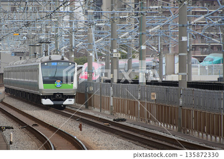 Running side by side are the E233 series 7000 series Hae 117 train, decorated to celebrate the 40th anniversary of the opening of the Saikyo Line, and the E6 series + E5 series. Running side by side are the E233 series 7000 series Hae 117 train, decorated to celebrate the 40th anniversary of the opening of the Saikyo Line, and the E6 series + E5 series. 135872330