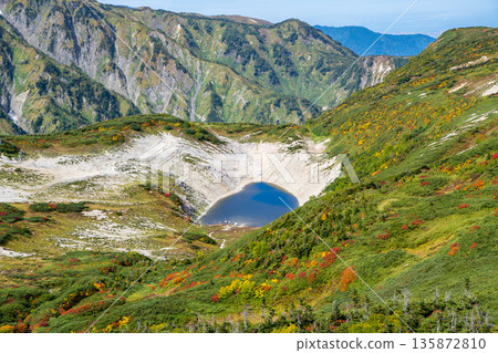 從礦場道路岔路口眺望白馬山上的長池。從白馬山橫越至北阿爾卑斯山脈的雪倉山。 從礦場道路岔路口眺望白馬山上的長池。從白馬山橫越至北阿爾卑斯山脈的雪倉山。 135872810