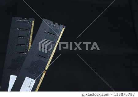 電腦中安裝的黑色內存 135873793