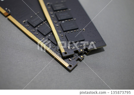 電腦中安裝的黑色內存 135873795