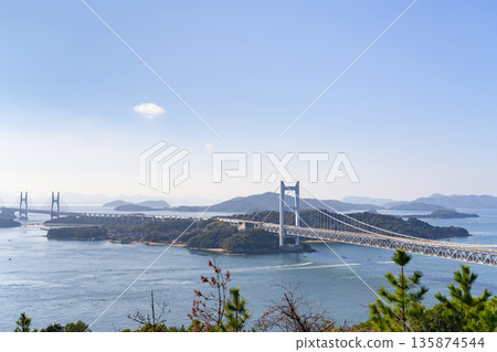 從岡山縣倉敷市鷲羽山眺望瀨戶大橋 135874544