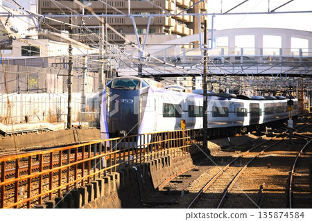 下午的JR中央線八王子站內 下午的JR中央線八王子站內 135874584