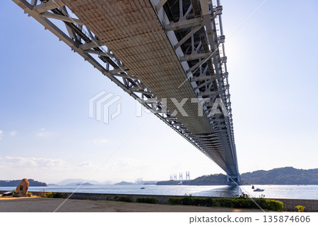 從岡山縣倉敷市龍之浦公園眺望瀨戶大橋 從岡山縣倉敷市龍之浦公園眺望瀨戶大橋 135874606