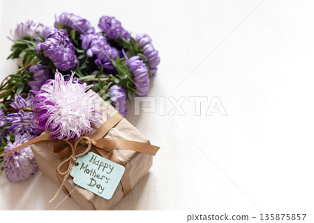 Gift box with a wish for a happy mother's day on a white background, copy space. 135875857