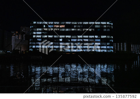 豐洲辦公大樓倒映在水中,運河的景像也映照其中。 豐洲辦公大樓倒映在水中,運河的景像也映照其中。 135877592