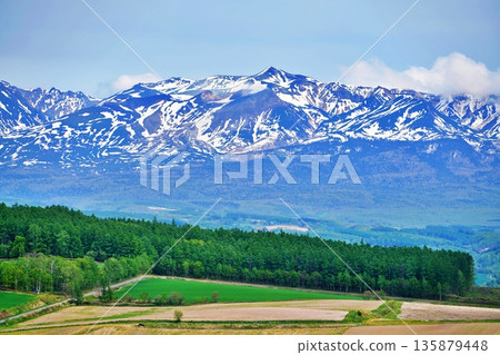 北海道十勝山脈的壯麗景色 135879448