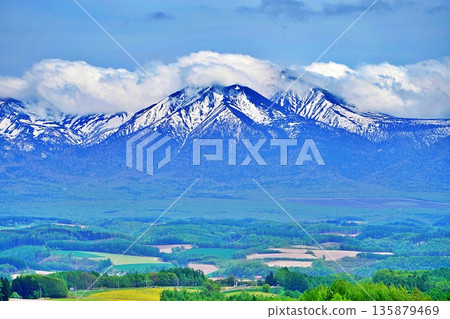 北海道十勝山脈的壯麗景色 135879469