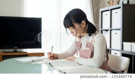 學習在客廳的女孩 135880774