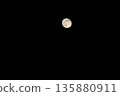 滿月漂浮在漆黑的夜空中 135880911