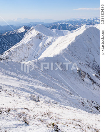 隆冬時節，谷川山脈主脊的壯麗景色盡收眼底 135883486