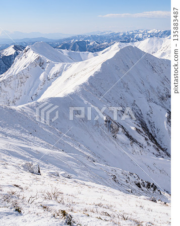 隆冬時節，谷川山脈主脊的壯麗景色盡收眼底 135883487