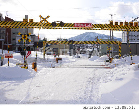 2015年2月4日，北海道，一個被白雪覆蓋的靜謐鐵路道口 135883515