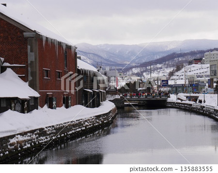 2015年2月4日，北海道小樽市，小樽運河和紅磚倉庫被白雪覆蓋。 135883555