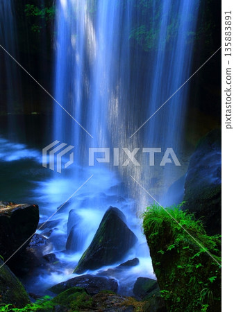 Nabegataki Falls illuminated by light (Oguni Town, Kumamoto Prefecture, vertical composition) 135883891