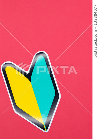 紅色背景上的初學者標記 135884077