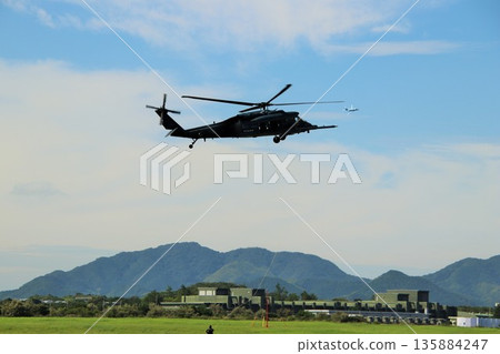 空軍自衛隊UH-60J救援直升機 135884247