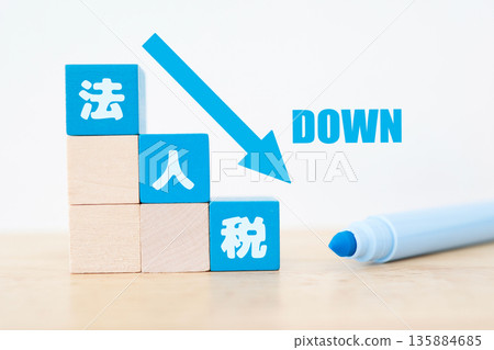 一張向下傾斜的建築積木圖片，象徵企業減稅。 135884685