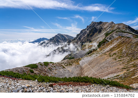 從後立山山脈的火蓮山和槍岳眺望火蓮山。從北阿爾卑斯山脈的白馬禦池到白馬山。 135884702