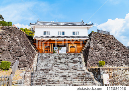 山梨縣：舞鶴城公園櫻花盛開 - 鐵門 135884938