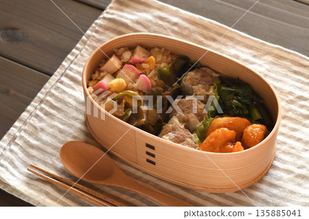 Chinese box lunch 135885041