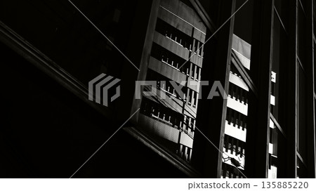 單色城市景觀:玻璃建築中倒映的城市風景 單色城市景觀:玻璃建築中倒映的城市風景 135885220