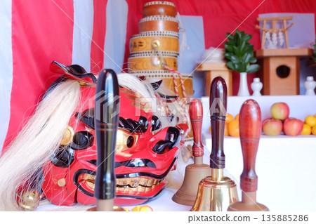 Lion dance at the festival altar 135885286