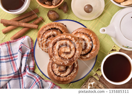 Freshly baked cinnamon roll 135885311