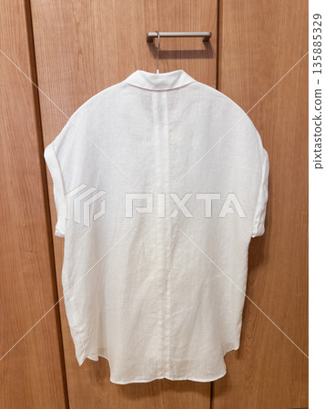 Linen short-sleeved white shirt French sleeves back view woman 135885329