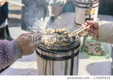 在炭火烤架上烤乾魚 品嚐炭烤食物 特寫鏡頭 135885610