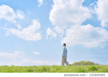 一個女人在公園散步 135885892