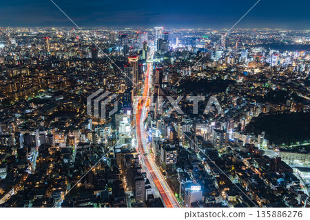 從東京城市景觀飯店看到的東京市中心夜景。 135886276