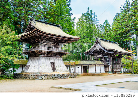 高野山金剛峰寺鐘樓及正門 高野山金剛峰寺鐘樓及正門 135886289
