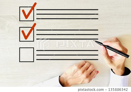 一名男子正在簽署清單 一名男子正在簽署清單 135886342