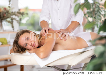 Femail having massage 135886493