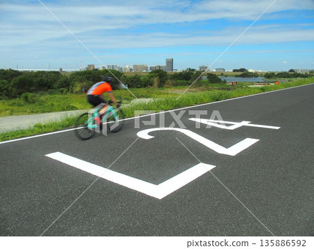 沿著自行車道行駛,距離海邊24公里,可欣賞江戶川河畔的秋日景色。 沿著自行車道行駛,距離海邊24公里,可欣賞江戶川河畔的秋日景色。 135886592