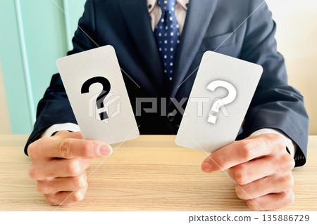 拿著問號牌的上班族 拿著問號牌的上班族 135886729