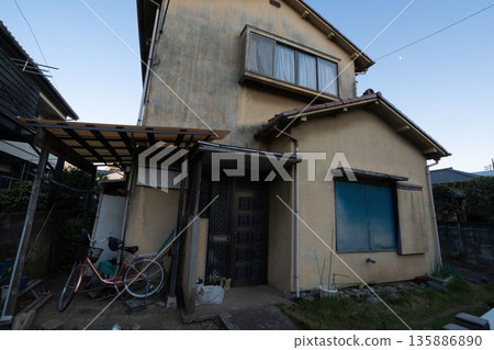 一座廢棄的兩層砂漿房，一座昭和時代的古老建築，如今已成廢墟。 135886890