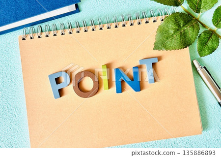 螺旋筆記本和尖頭字母 135886893