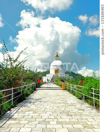 通往博卡拉日本山妙法寺的道路 135886965