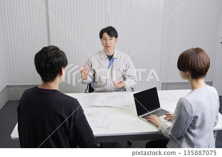 在建築公司開會 135887075