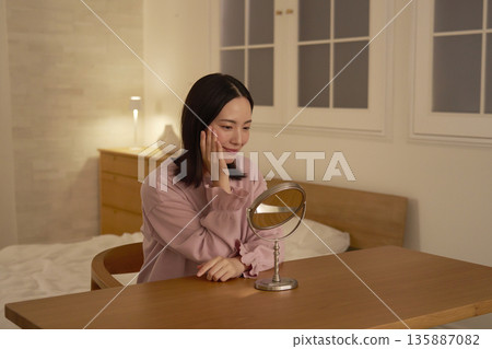 女士夜間面部護理 135887082
